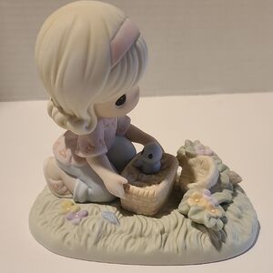 Precious Moments Collectors Club 2007 Figurine with Basket and Bird